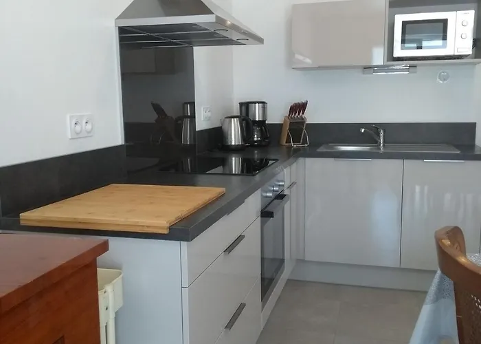 Maison Rénovée Près De La Avec Jardin Clos, 300m De La Mer, - Fr-1-224b-69