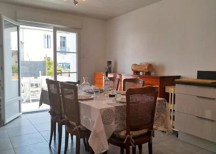 Maison Rénovée Près De La Avec Jardin Clos, 300m De La Mer, - Fr-1-224b-69 * La Guérinière