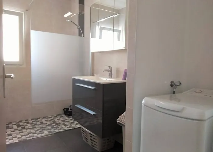 Maison Rénovée Près De La Avec Jardin Clos, 300m De La Mer, - Fr-1-224b-69 La Guérinière