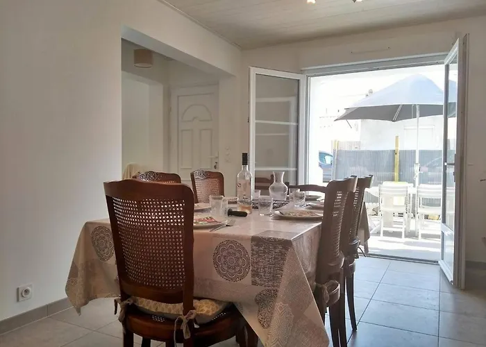 Casa vacanze Maison Rénovée Près De La Avec Jardin Clos, 300m De La Mer, - Fr-1-224b-69
