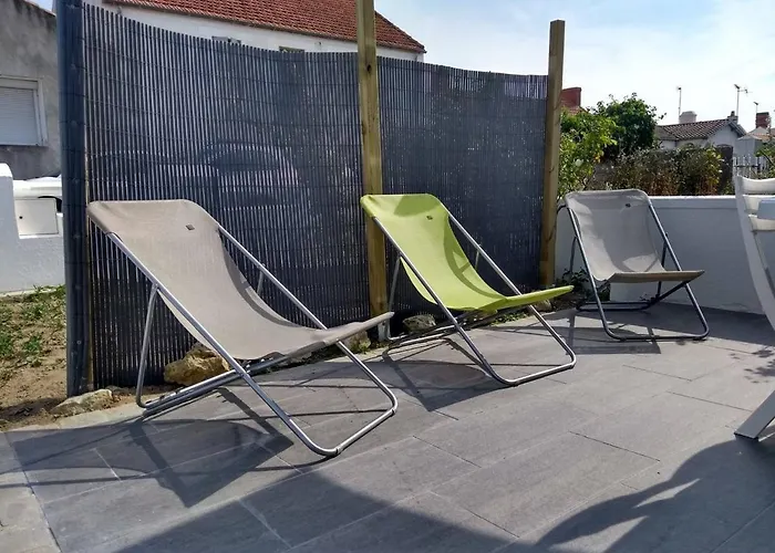 Maison Rénovée Près De La Avec Jardin Clos, 300m De La Mer, - Fr-1-224b-69